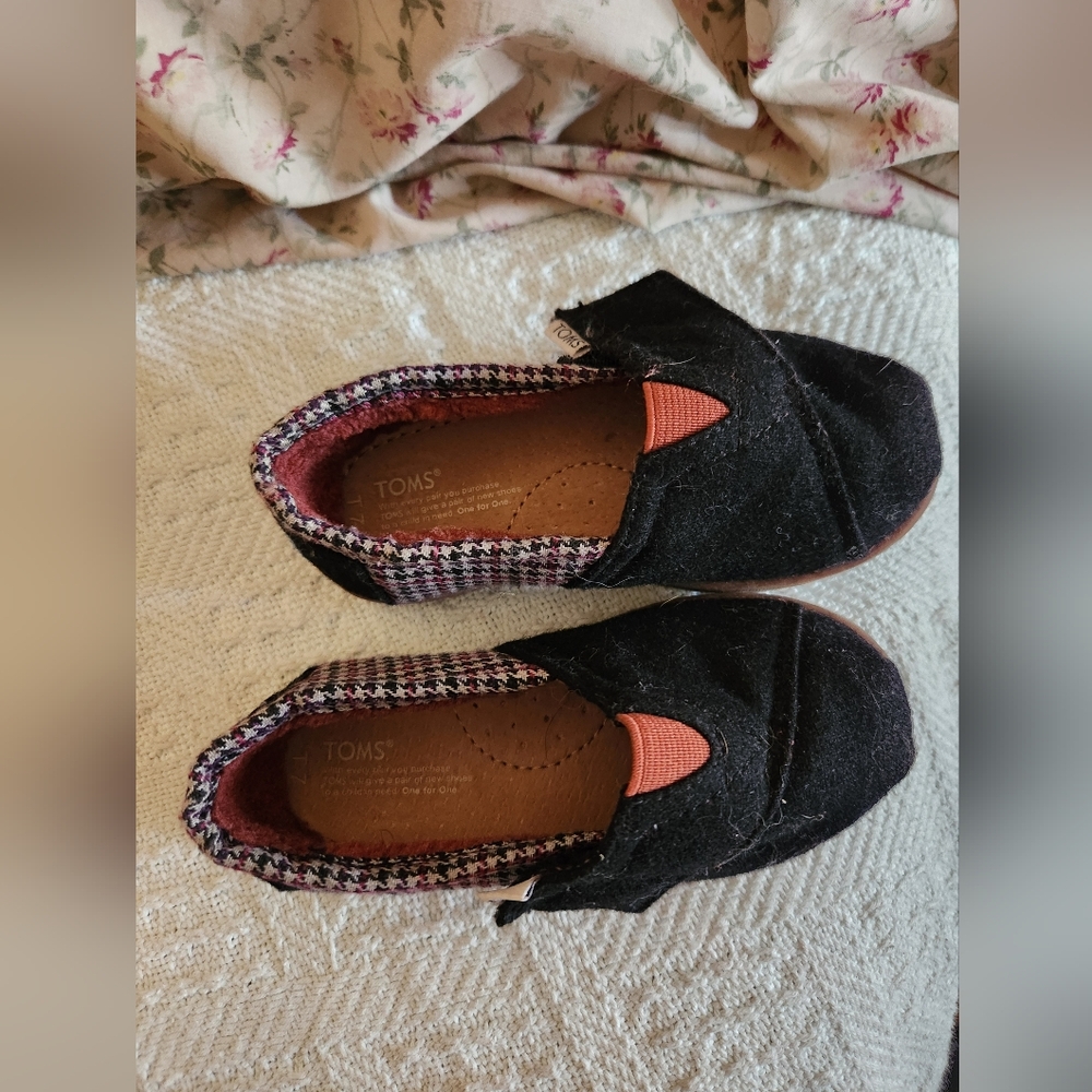 My daughter's feet too wide